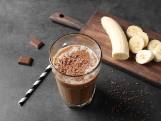 [Deň môžeš začať aj chutným čokoládovo-banánovo-arašidovým proteínovým shakeom.]